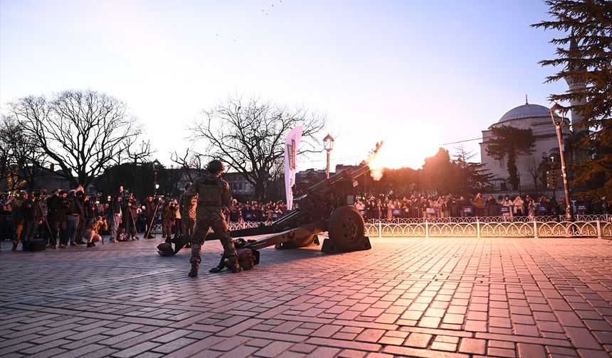 Sultanahmet’te Ramazan ayının ilk iftarında geleneksel top atışı yapıldı