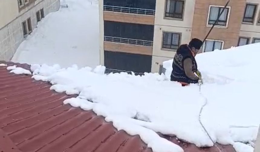 Namazını kar temizlemek için çıktığı çatıda kıldı