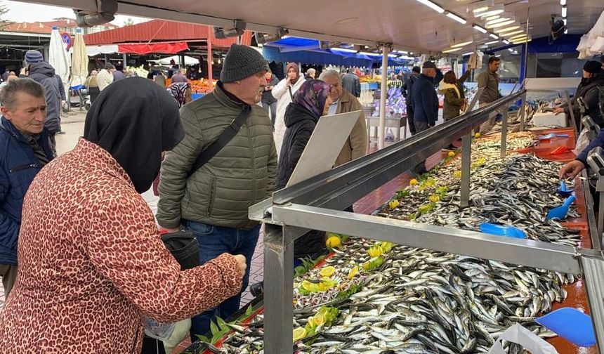 Balık tezgahları tatsız! Fiyatlar 150 liradan başlıyor