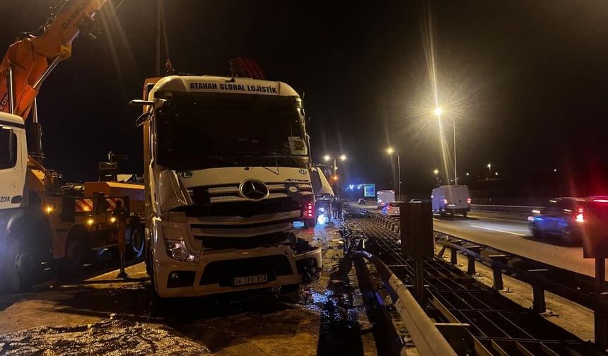 Büyükçekmece TEM Otoyolu’nda tır devrildi