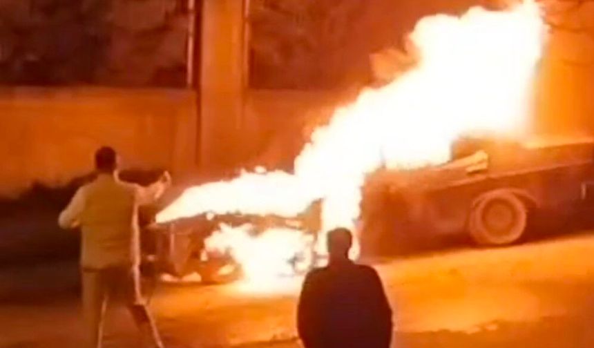 Park halindeki otomobil alev alev yandı