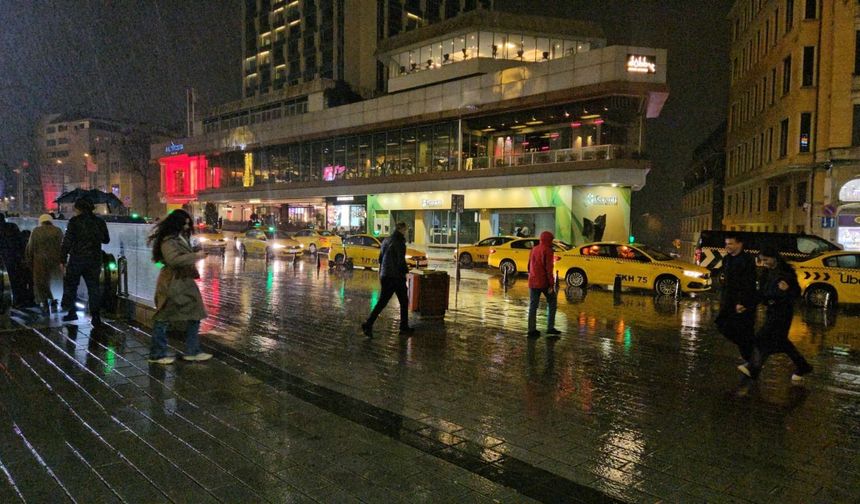 İstanbul'da sağanak yağış etkili oluyor