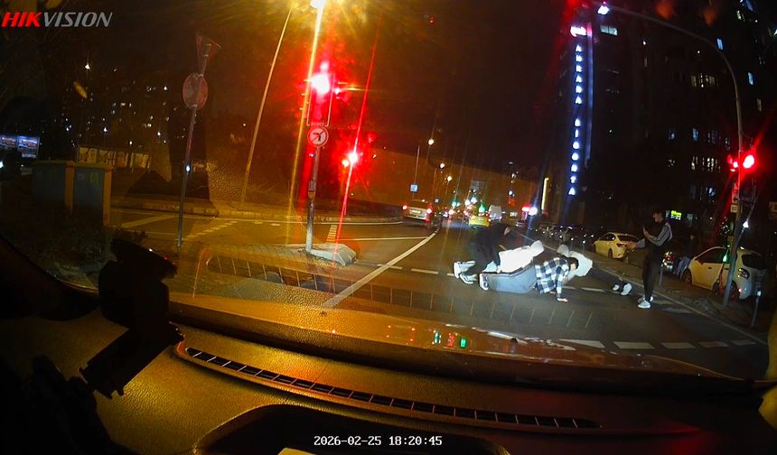 Kırmızı ışıkta yola atlayıp şınav çektiler