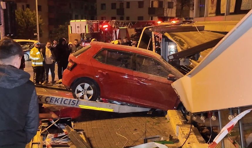 Üsküdar'da kontrolden çıkan otomobil iş yerine daldı