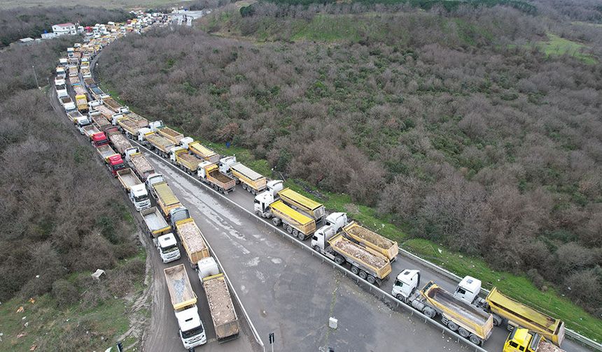 Arnavutköy’de döküm sahası yolunda kilometrelerce hafriyat kuyruğu