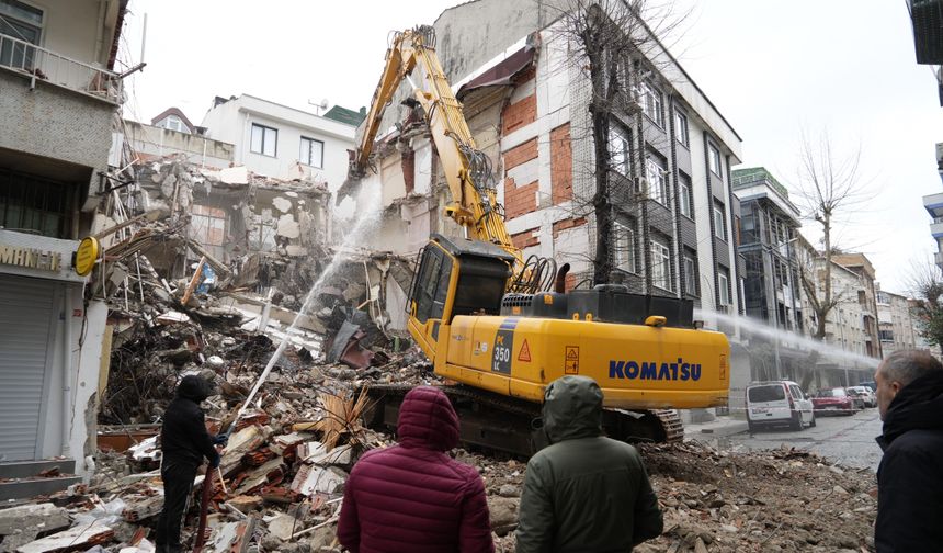 Kepçe komşu eve girdi, genç kız çığlık atarak yardım istedi