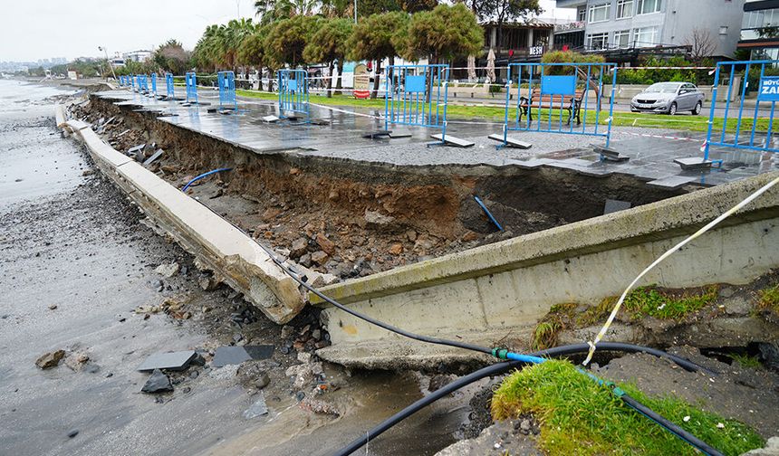 Dev dalgalar sahili yıktı geçti