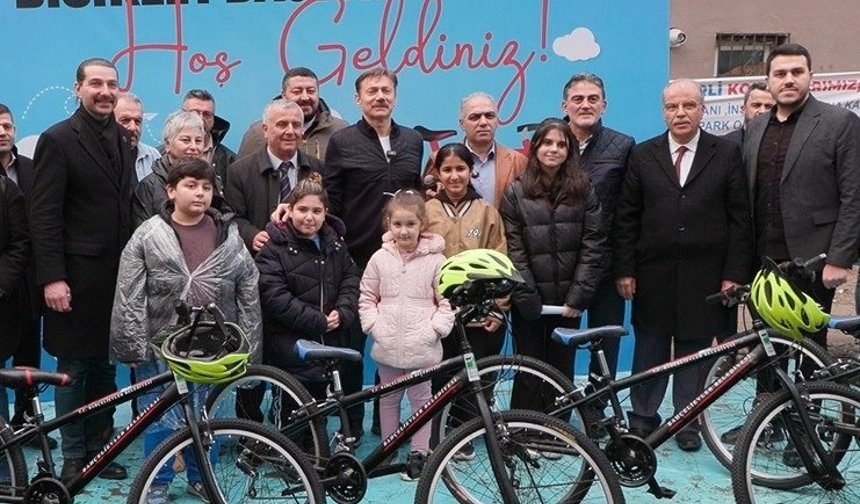 Bahçelievler Belediyesi 100 çocuğa bisiklet hediye etti