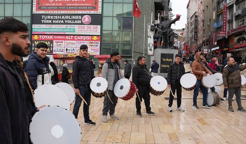 Davulcular sessiz eylem yaptı