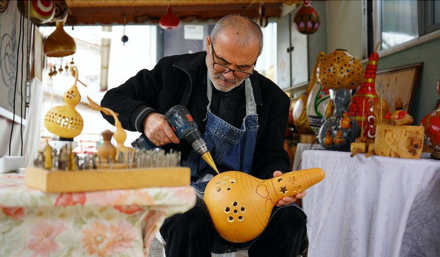 Emekli öğretmen su kabağına yaptığı sanatla hayat buldu!