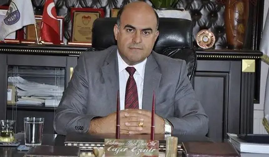 Eski belediye başkanı, oğlu tarafından baltayla katledildi