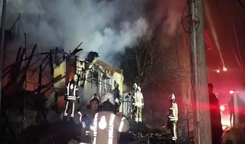 Alevli gece! 2 katlı bina yandı