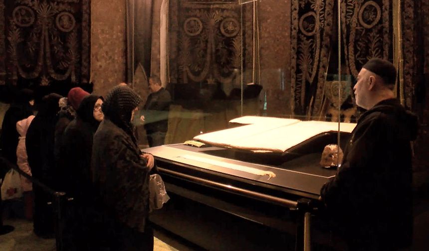 İstanbul'da Hırka-ı Şerif'e yoğun ilgi