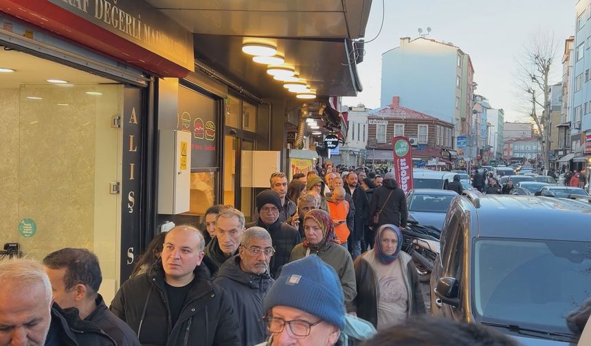 Beyoğlu'nda ilk iftar öncesi pide kuyruğu