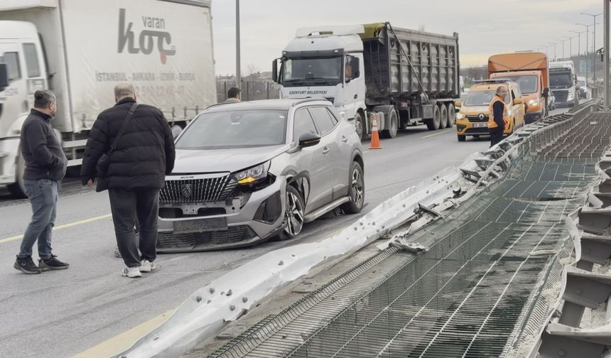 Büyükçekmece'de hafriyat kamyonu devrildi