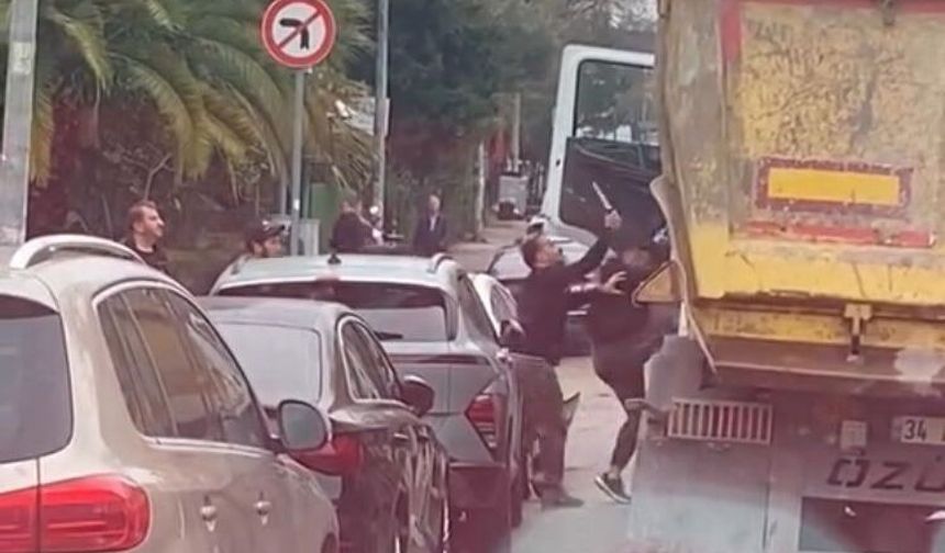 Kaza yapan sürücülerin bıçaklı kavgası