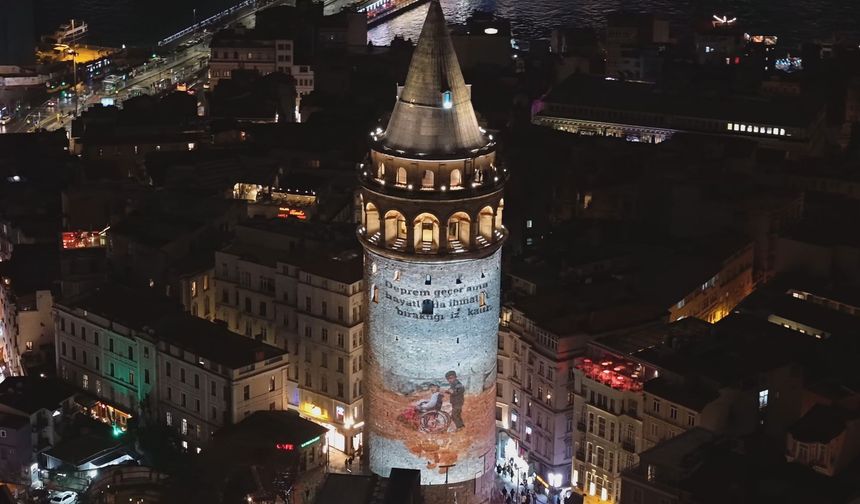 Kahramanmaraş depreminin yıl dönümü nedeniyle Galata Kulesi'ne video yansıtıldı