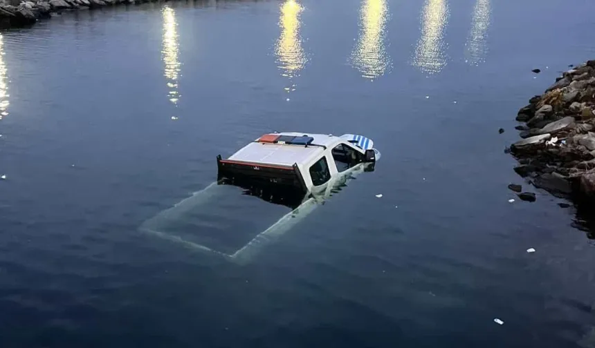İBB'ye ait zabıta aracı denize düştü