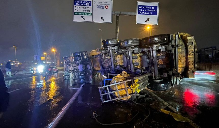 Hafriyat kamyonu bariyere çarpıp devrildi