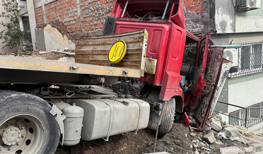 İstanbul'da facia ucuz atlatıldı! Tır binaya çarptı