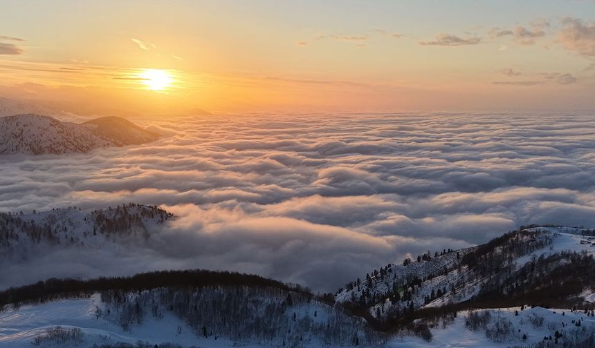 Karlı yaylada bulutlar adeta tablo gibi