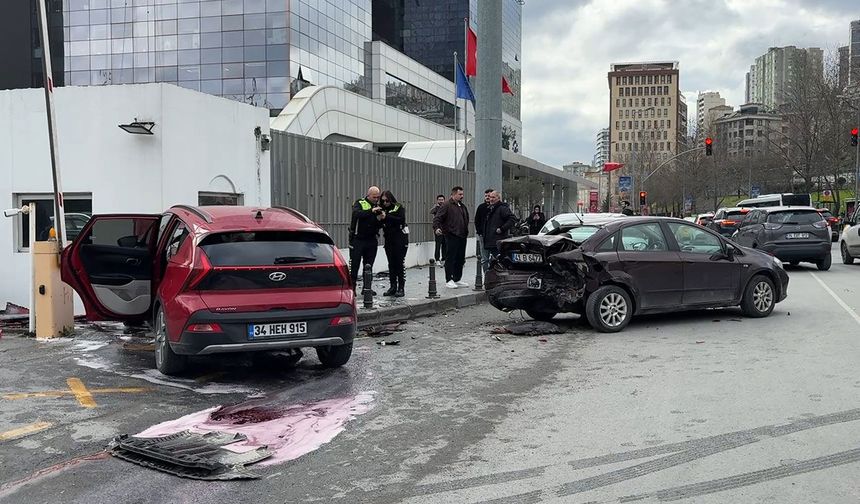 Kontrolden çıkan araç okul duvarına çarptı