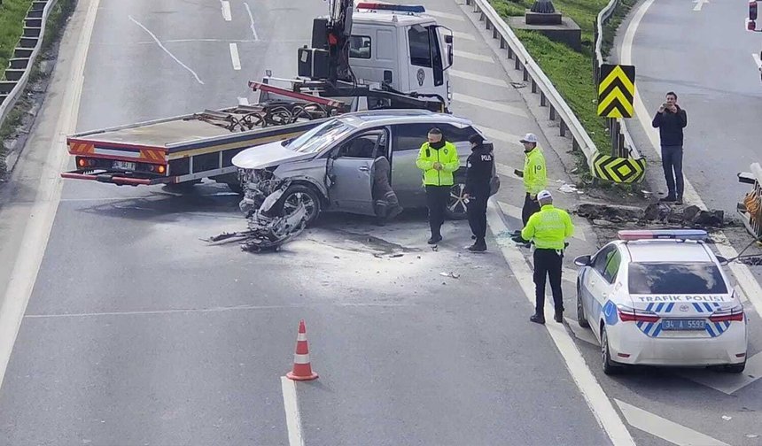 Esenler’de cip takla attı: Sürücü araçta sıkıştı