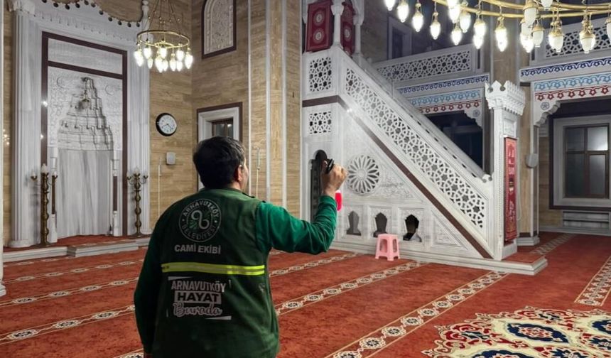 Camiler gül suyu ile temizleniyor