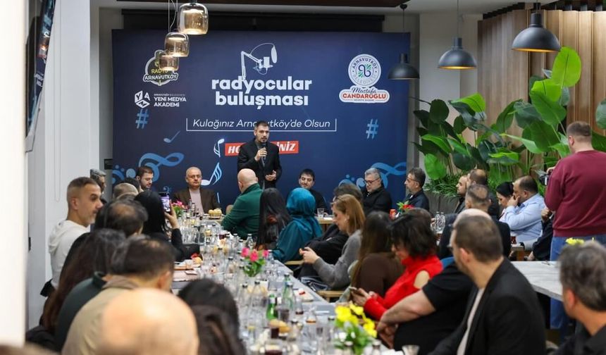 Arnavutköy'de mikrofonlar aynı masada