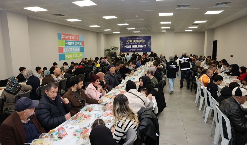 Küçükçekmeceliler, bereketi paylaşıyor