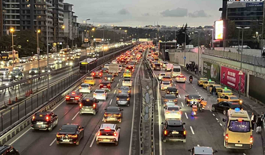 İstanbul’da trafik %81’e ulaştı, soğuk ve rüzgar yolları kilitledi
