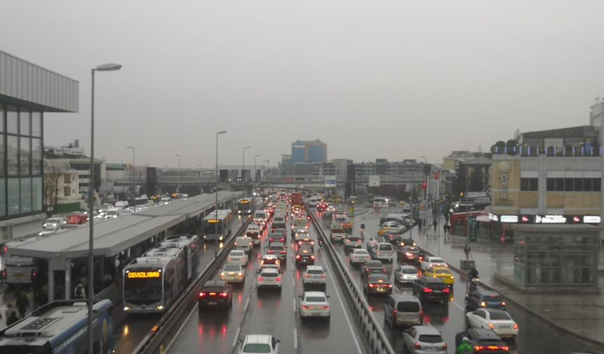 İstanbul’da mesai bitimi trafik kilitlendi!