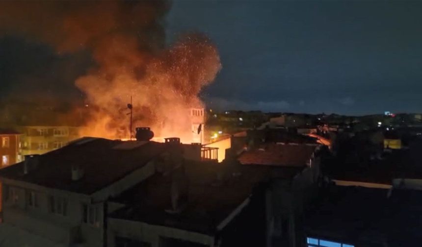 Fatih’te 3 katlı metruk binada korkutan yangın