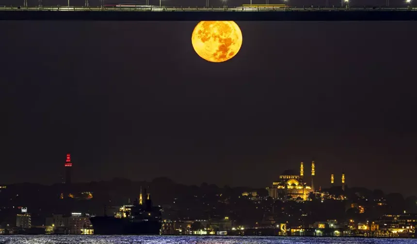 İstanbul’da dolunay seyirlik manzara oluşturdu