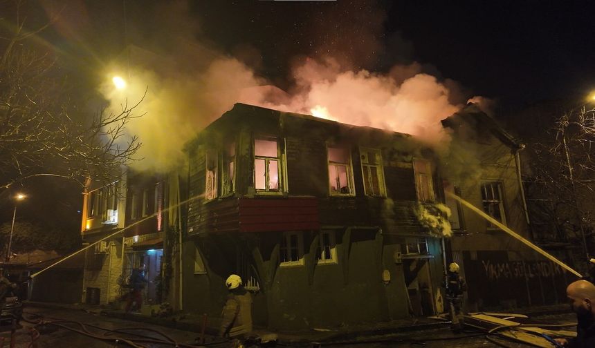Üsküdar'da tarihi metruk binalarda yangın