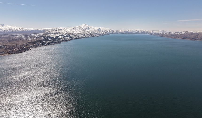 Kar, güneş ve maviliğin buluştuğu Hazar Gölü mest etti
