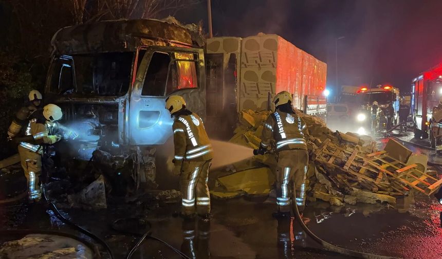 Tuzla'da korkutan tır yangını
