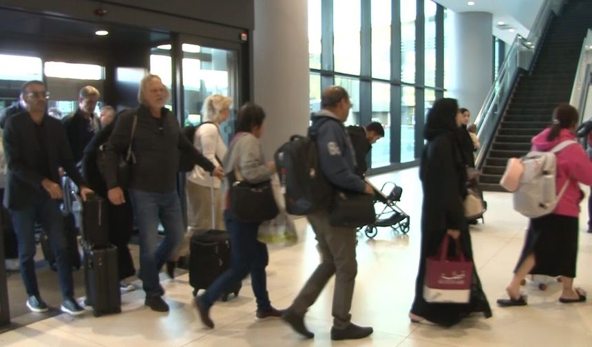 Katar'da mahsur kalan Türk vatandaşları Türkiye'ye döndü