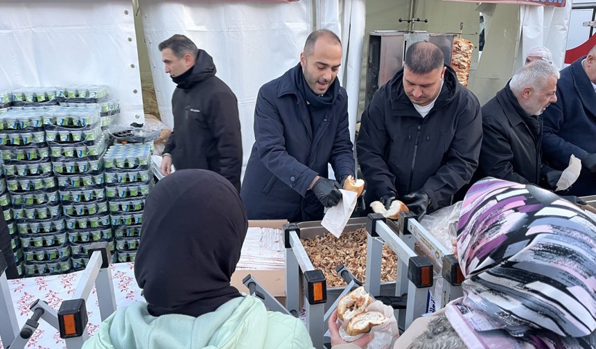 İftarda vatandaşlara döner ikramı