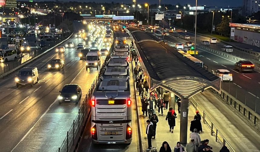 Metrobüs ayağının üstünden geçen kadın yaralandı
