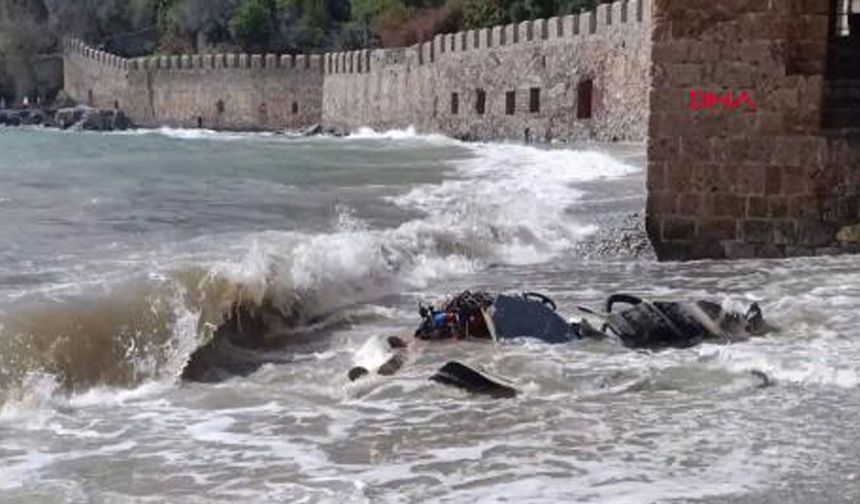 Alanya’da balıkçı teknesi fırtınada alabora oldu