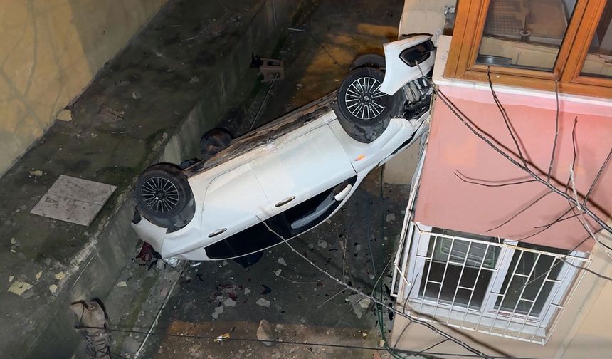 Avcılar’da otomobil bina boşluğuna uçtu