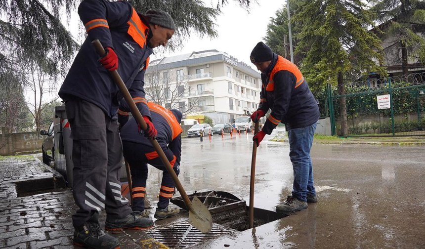 Tuzla Belediyesi yağışa karşı sahada