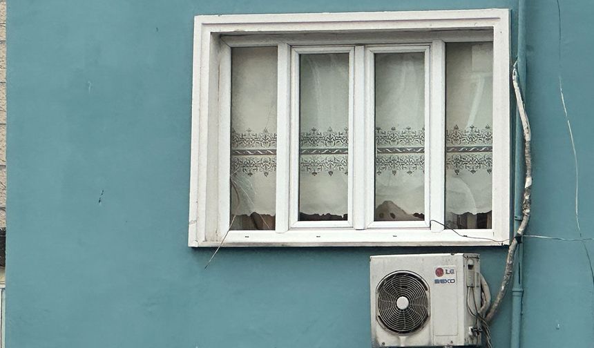 Çöken binalardan fırlayan demirler evlere isabet etti