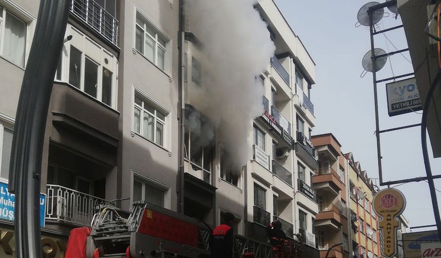 4 katlı apartmanda yangın paniğe yol açtı