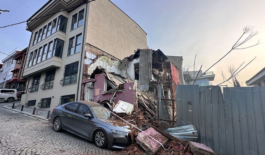 Beşiktaş’ta metruk bina park halindeki aracın üzerine çöktü