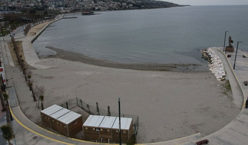 Büyükçekmece sahilinde deniz çekildi