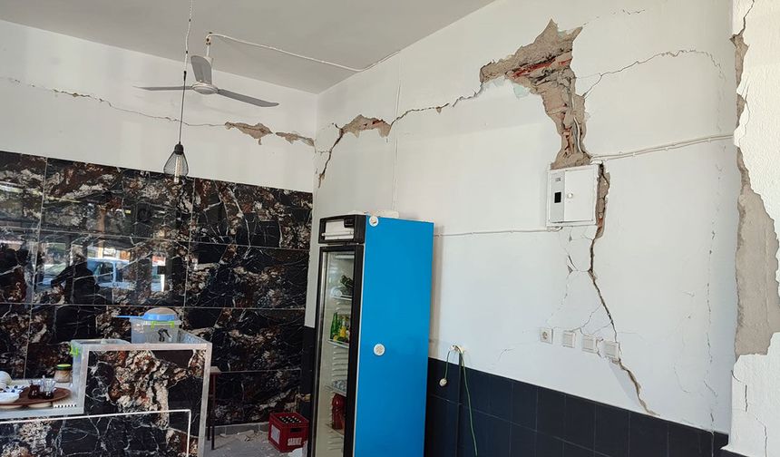 Denizli deprem: Raflar devrildi, duvarlar çatladı