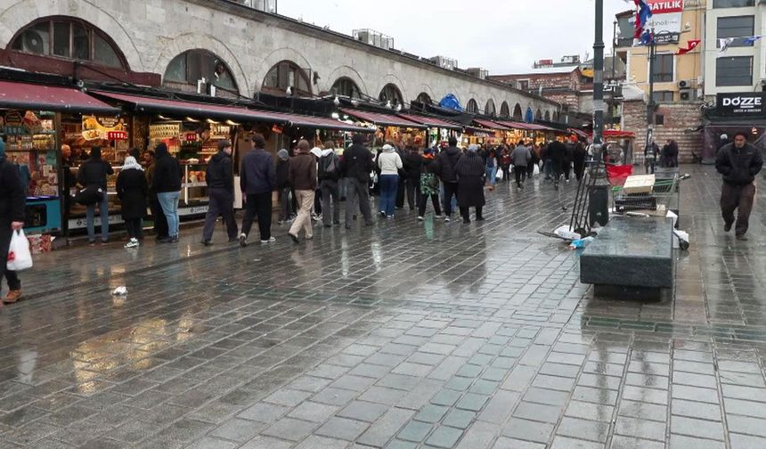 Bayram hareketliliği Eminönü’nü doldurdu