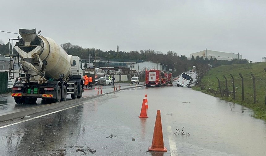 Yağış nedeniyle servis aracı kanala düştü